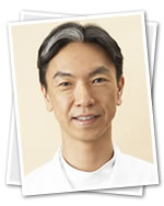 Hiroyuki Arai, M.D., Ph.D. earned his medical degree from National Defense Medical College. He is the Director of Queen&#39;s Eye Clinic. - arai